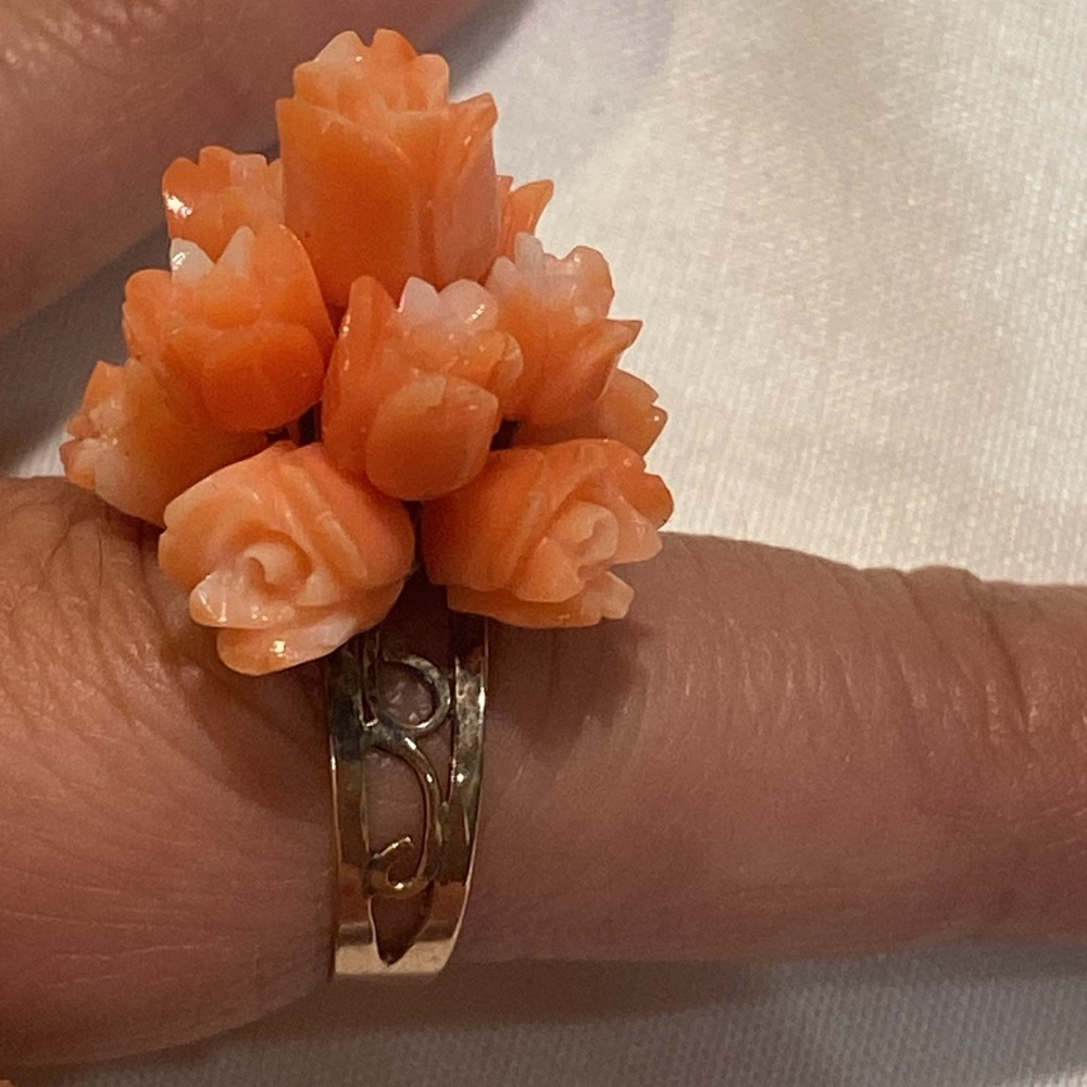 Vintage solid 14k yellow gold angel skin coral floral bouquet cluster ring. - Picture 4 of 9